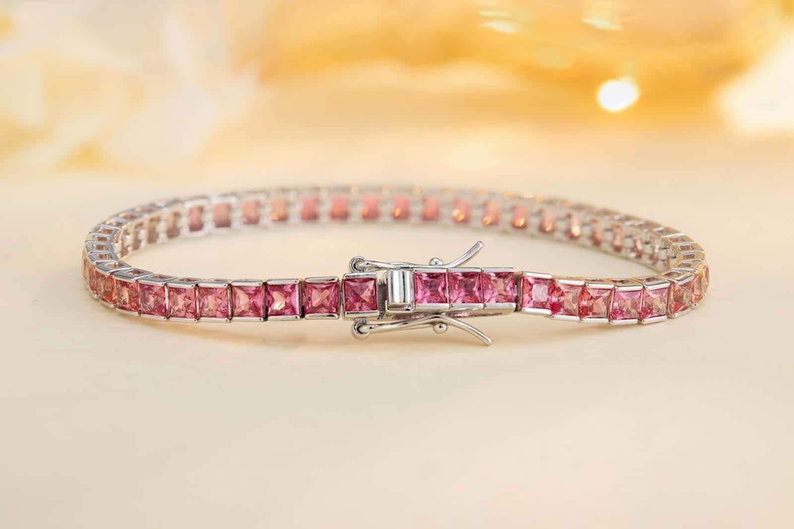 The lab-grown colored sapphires set on it boast a stunning pink hue, as soft and dreamy as a fairy-tale.