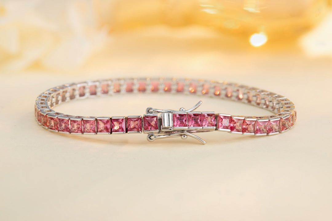 The lab-grown colored sapphires set on it boast a stunning pink hue, as soft and dreamy as a fairy-tale.