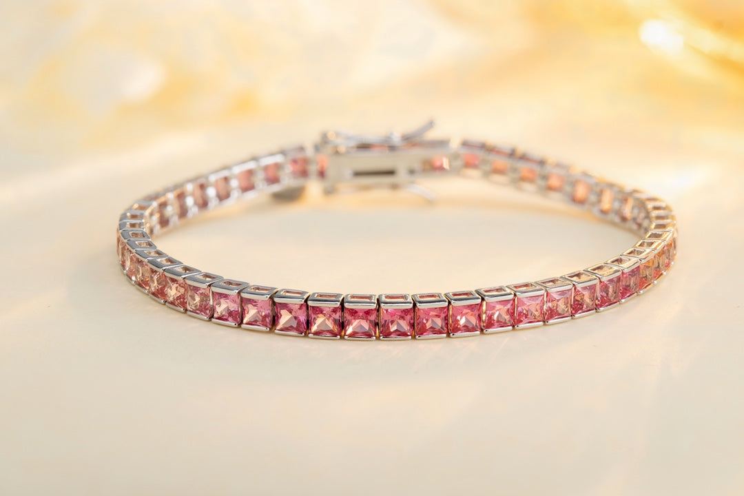 The regularly cut square gems harmonize perfectly with the silver chain body.