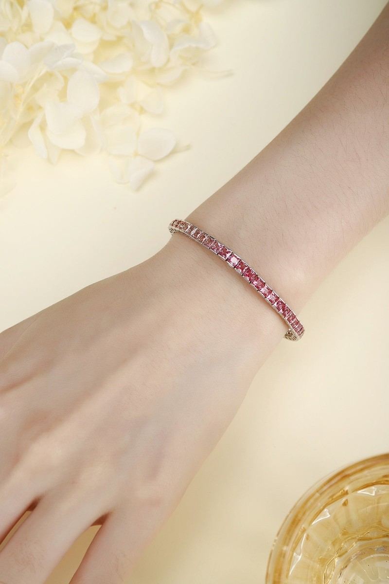 Its minimalist yet fashionable design oozes nobility and unique allure.