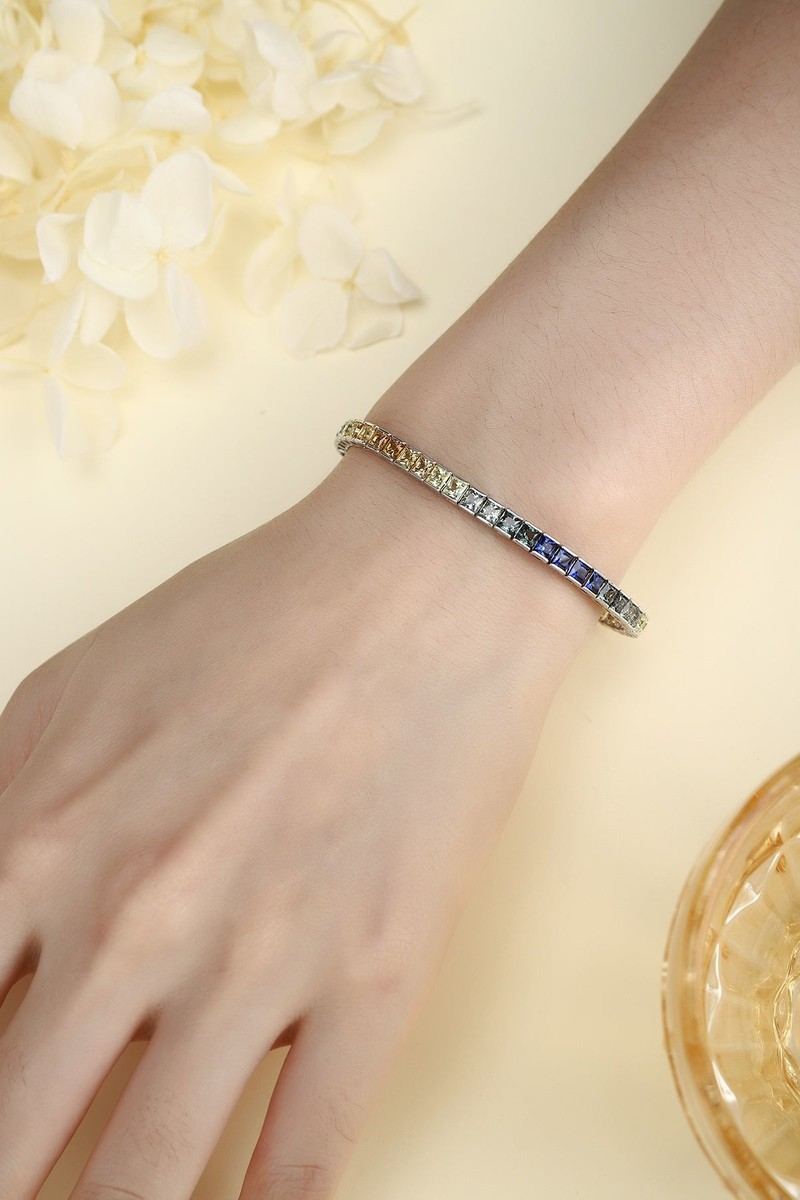 The overall design keeps up with the trend. Wearing it instantly elevates your temperament and makes you the fashion focus.