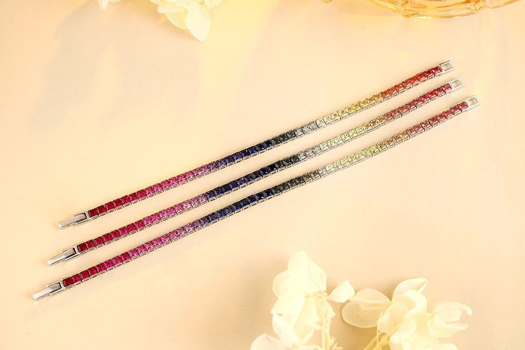 The square gems and silver chain are cleverly integrated, with neat and smooth lines, fully amplifying the sense of fashion.