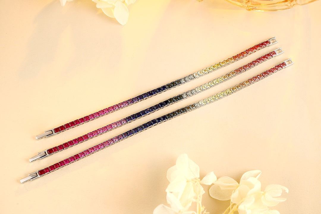 The square gems and silver chain are cleverly integrated, with neat and smooth lines, fully amplifying the sense of fashion.