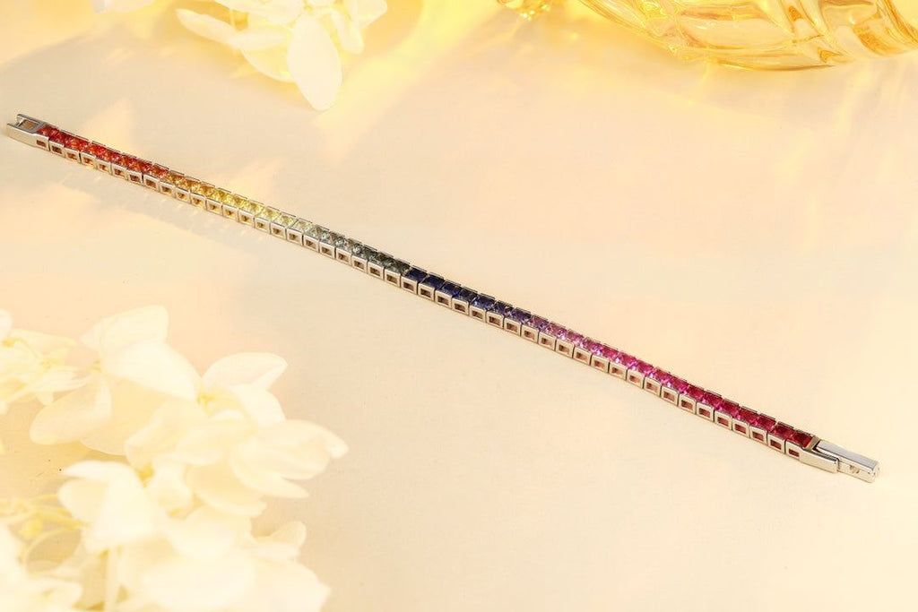 The unique design keeps up with the fashion trend. Wearing it, you'll be the most dazzling fashion icon in the crowd.