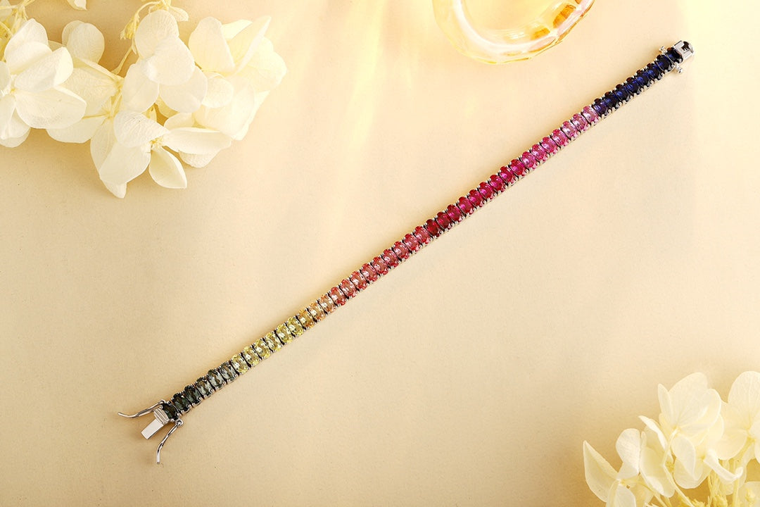 The S925 silver bracelet emits an elegant luster. The clasp design is exquisite and ingenious. The lab-grown colored sapphire