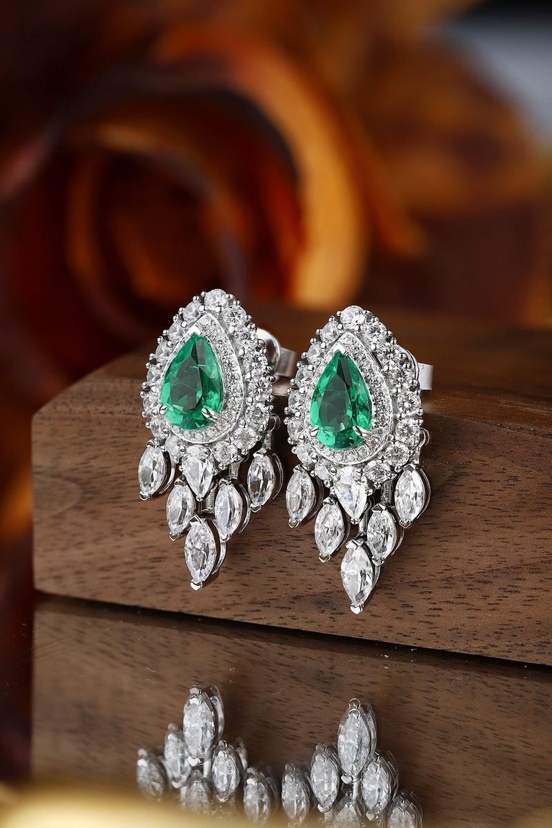 These S925 silver stud earrings have a simple yet fashionable design. The lab-grown emeralds have a rich and pure color, and 