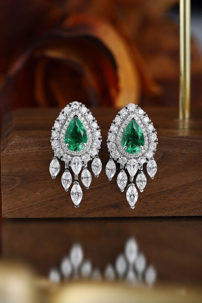The stud earrings made of S925 silver feature an ingenious design. The lab-grown emeralds are lush green, complementing the s