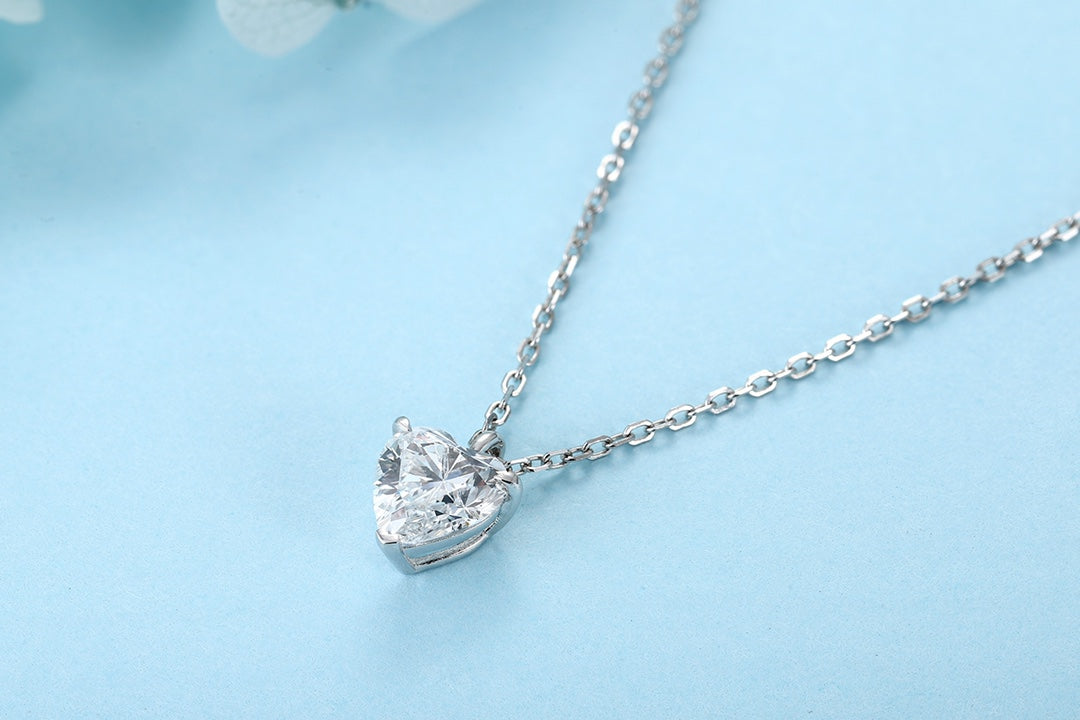 This silver jewelry (S925) has a delicate clasp design; the heart-shaped diamond pendant is transparent and white, with a swe