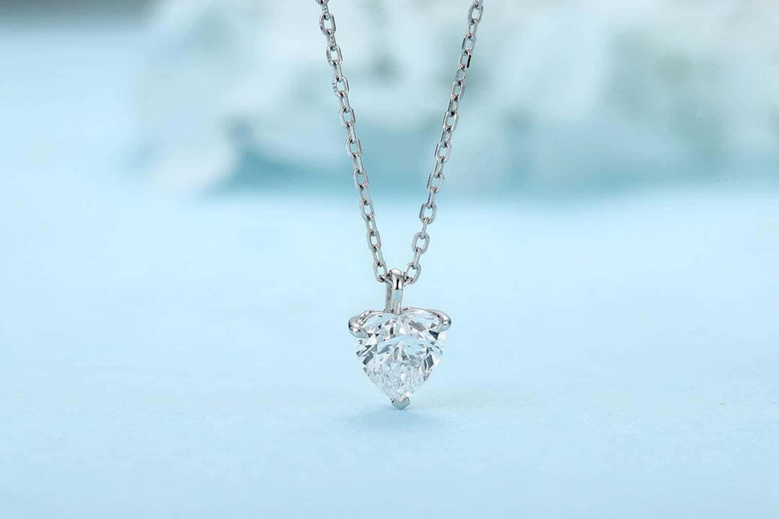 S925 silver with a practical clasp; the heart-shaped lab-grown diamond pendant has a pure color and an elegant and charming s