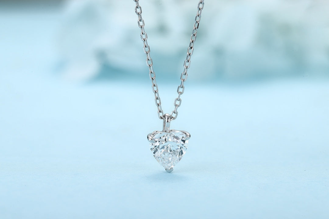 S925 silver with a practical clasp; the heart-shaped lab-grown diamond pendant has a pure color and an elegant and charming s