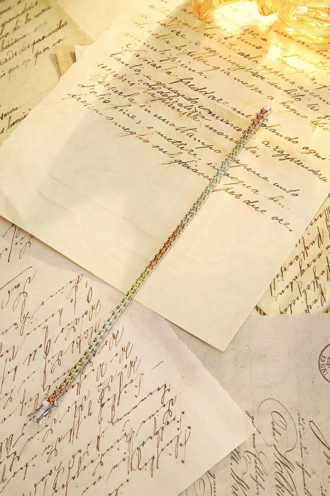 The bracelet made of S925 silver has a practical and beautiful clasp design. The lab-grown colored sapphires have a gradient 